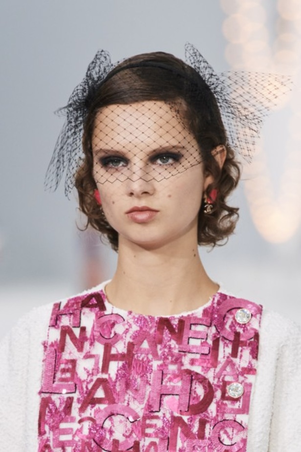 عرض ازياء مجموعة شانيل Chanel لربيع 2021 يحيي موضة التويد والاقمشة الفاخرة