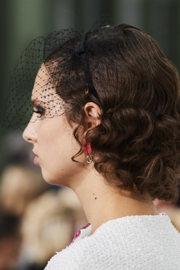 عرض ازياء مجموعة شانيل Chanel لربيع 2021 يحيي موضة التويد والاقمشة الفاخرة