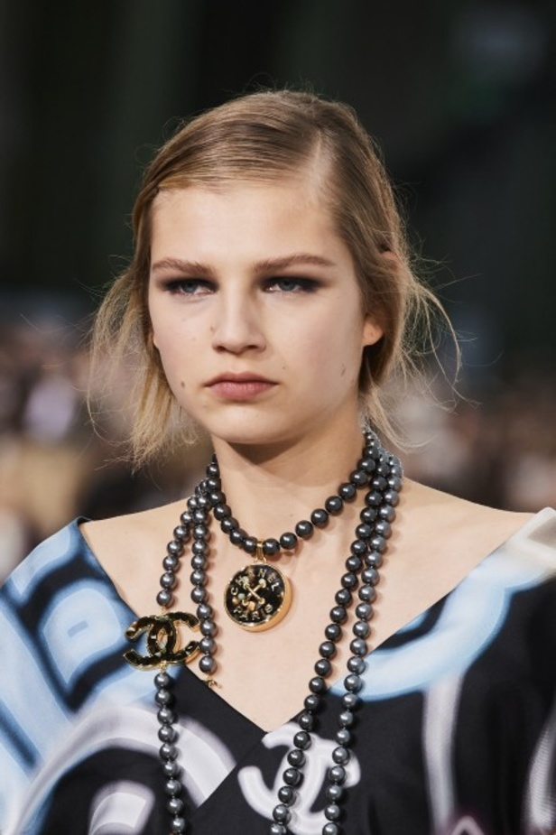 عرض ازياء مجموعة شانيل Chanel لربيع 2021 يحيي موضة التويد والاقمشة الفاخرة