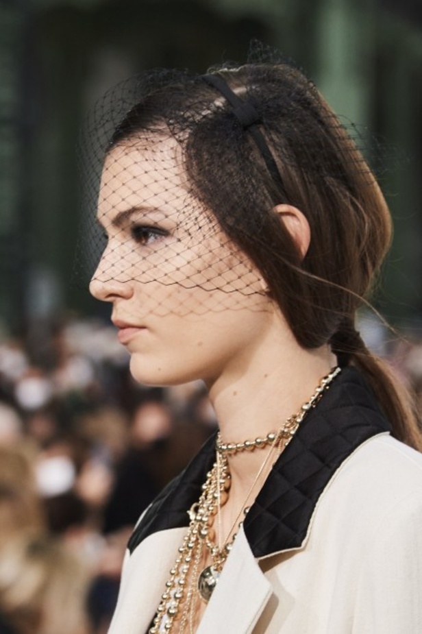 عرض ازياء مجموعة شانيل Chanel لربيع 2021 يحيي موضة التويد والاقمشة الفاخرة