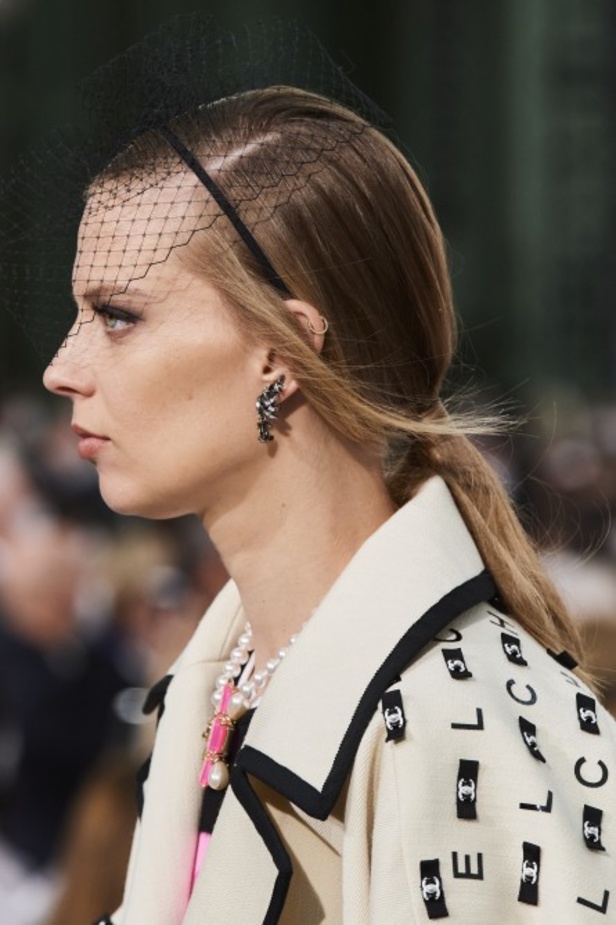 عرض ازياء مجموعة شانيل Chanel لربيع 2021 يحيي موضة التويد والاقمشة الفاخرة