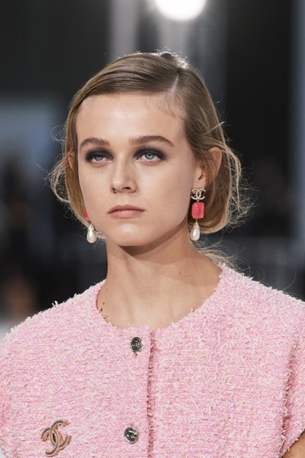 عرض ازياء مجموعة شانيل Chanel لربيع 2021 يحيي موضة التويد والاقمشة الفاخرة