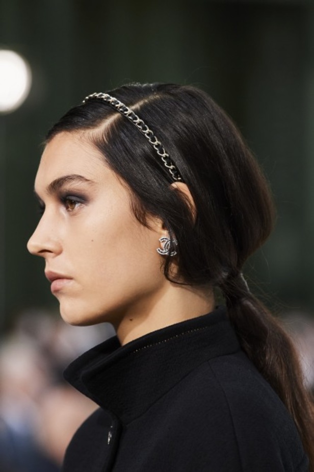 عرض ازياء مجموعة شانيل Chanel لربيع 2021 يحيي موضة التويد والاقمشة الفاخرة