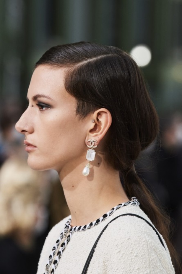 عرض ازياء مجموعة شانيل Chanel لربيع 2021 يحيي موضة التويد والاقمشة الفاخرة