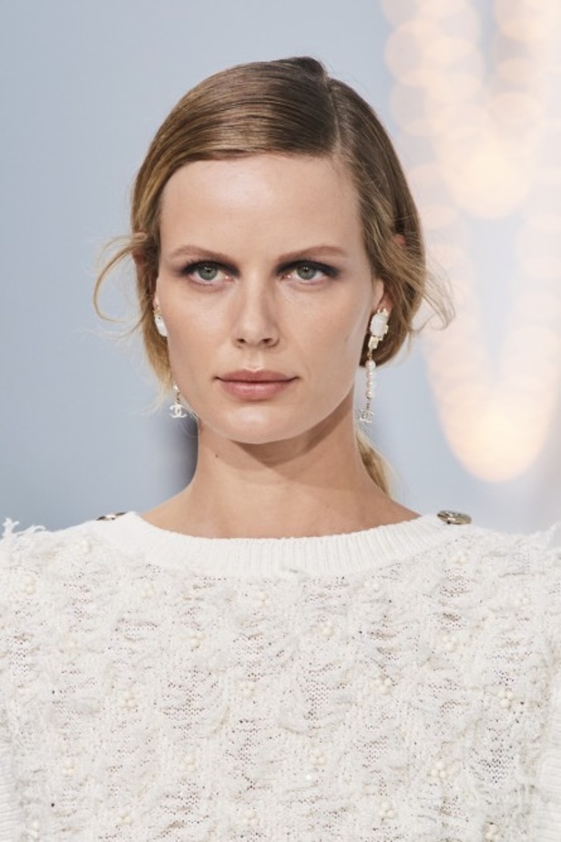 عرض ازياء مجموعة شانيل Chanel لربيع 2021 يحيي موضة التويد والاقمشة الفاخرة