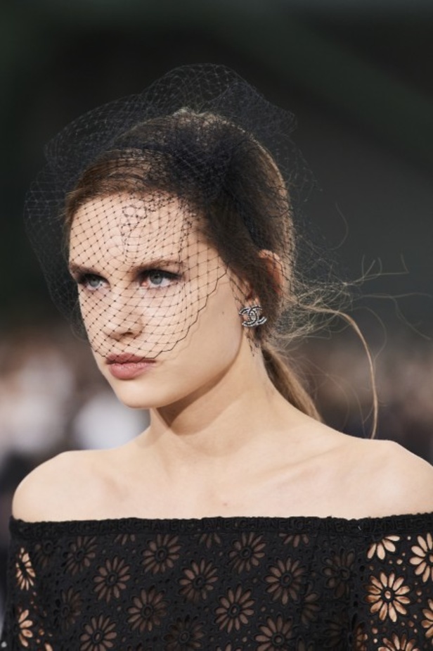 عرض ازياء مجموعة شانيل Chanel لربيع 2021 يحيي موضة التويد والاقمشة الفاخرة