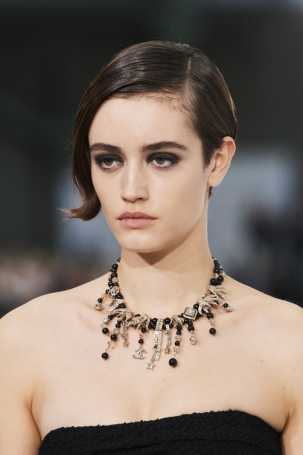 عرض ازياء مجموعة شانيل Chanel لربيع 2021 يحيي موضة التويد والاقمشة الفاخرة