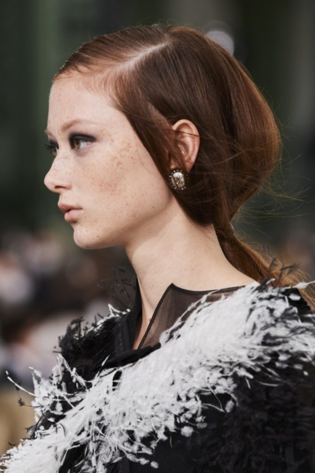 عرض ازياء مجموعة شانيل Chanel لربيع 2021 يحيي موضة التويد والاقمشة الفاخرة