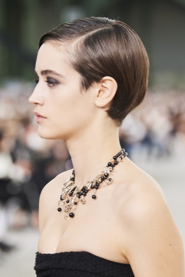 عرض ازياء مجموعة شانيل Chanel لربيع 2021 يحيي موضة التويد والاقمشة الفاخرة