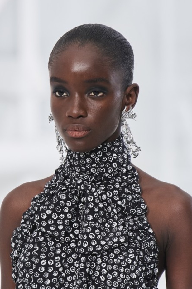 عرض ازياء مجموعة شانيل Chanel لربيع 2021 يحيي موضة التويد والاقمشة الفاخرة