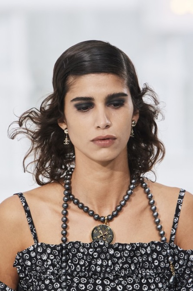 عرض ازياء مجموعة شانيل Chanel لربيع 2021 يحيي موضة التويد والاقمشة الفاخرة