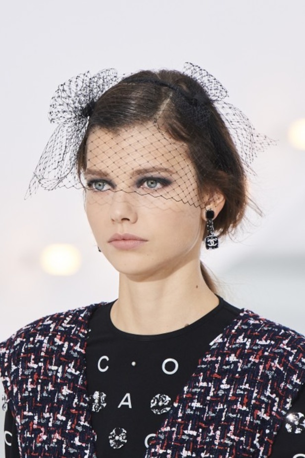 عرض ازياء مجموعة شانيل Chanel لربيع 2021 يحيي موضة التويد والاقمشة الفاخرة