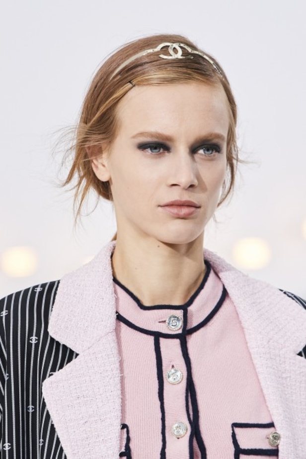 عرض ازياء مجموعة شانيل Chanel لربيع 2021 يحيي موضة التويد والاقمشة الفاخرة