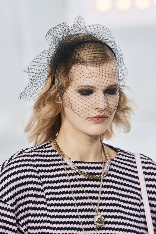 عرض ازياء مجموعة شانيل Chanel لربيع 2021 يحيي موضة التويد والاقمشة الفاخرة