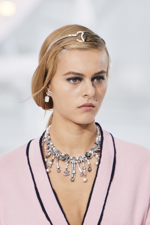 عرض ازياء مجموعة شانيل Chanel لربيع 2021 يحيي موضة التويد والاقمشة الفاخرة