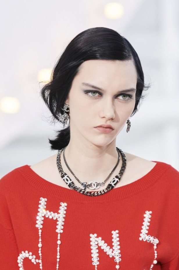 عرض ازياء مجموعة شانيل Chanel لربيع 2021 يحيي موضة التويد والاقمشة الفاخرة