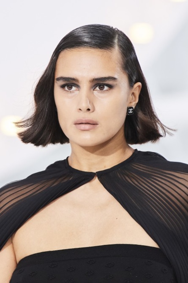 عرض ازياء مجموعة شانيل Chanel لربيع 2021 يحيي موضة التويد والاقمشة الفاخرة