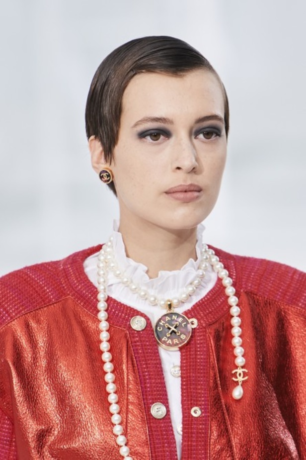 عرض ازياء مجموعة شانيل Chanel لربيع 2021 يحيي موضة التويد والاقمشة الفاخرة