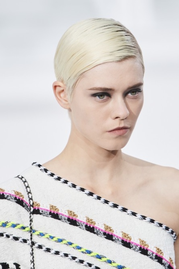 عرض ازياء مجموعة شانيل Chanel لربيع 2021 يحيي موضة التويد والاقمشة الفاخرة