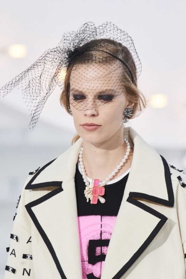 عرض ازياء مجموعة شانيل Chanel لربيع 2021 يحيي موضة التويد والاقمشة الفاخرة