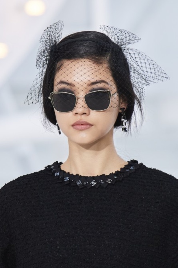 عرض ازياء مجموعة شانيل Chanel لربيع 2021 يحيي موضة التويد والاقمشة الفاخرة