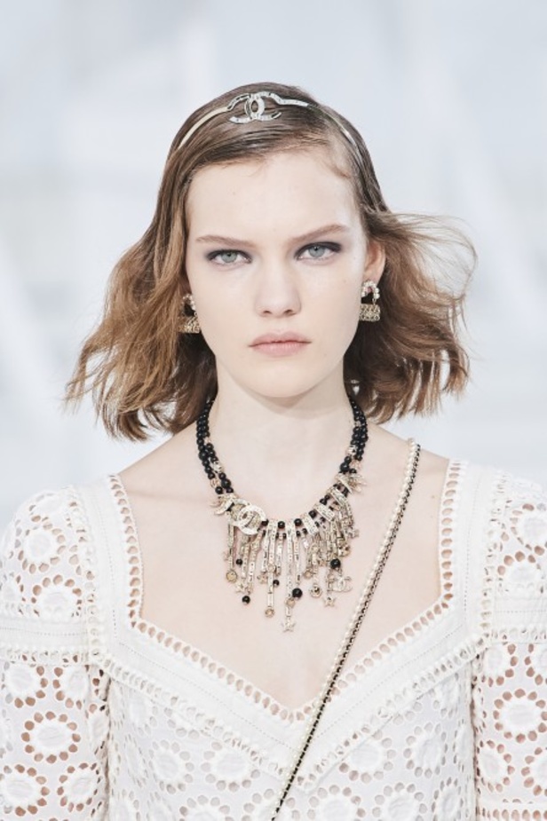 عرض ازياء مجموعة شانيل Chanel لربيع 2021 يحيي موضة التويد والاقمشة الفاخرة