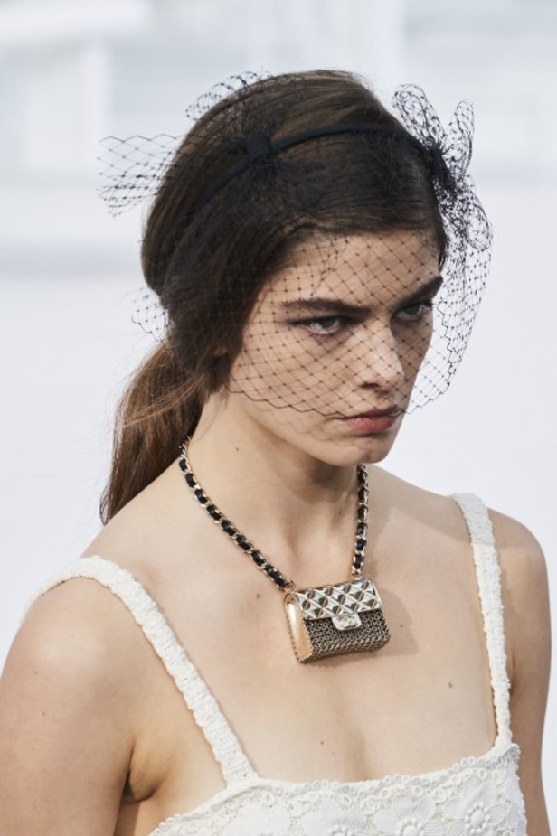 عرض ازياء مجموعة شانيل Chanel لربيع 2021 يحيي موضة التويد والاقمشة الفاخرة