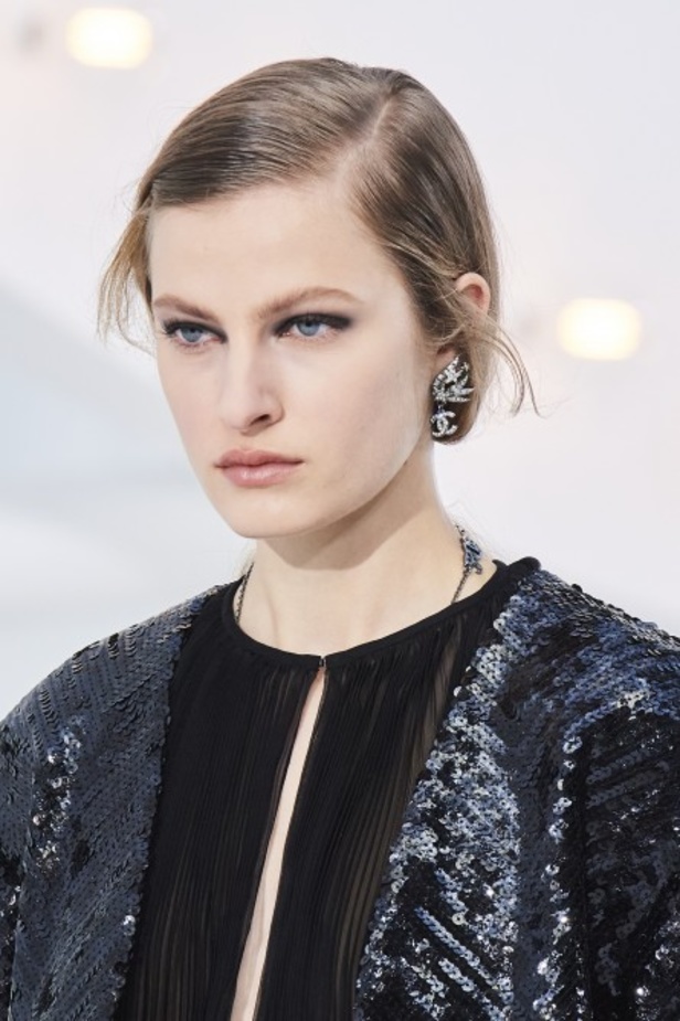 عرض ازياء مجموعة شانيل Chanel لربيع 2021 يحيي موضة التويد والاقمشة الفاخرة