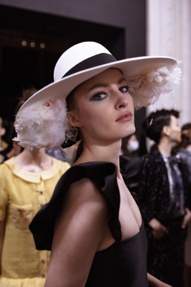 عرض أزياء دار شانيل CHANEL للأزياء الراقية لخريف وشتاء 2021-2022