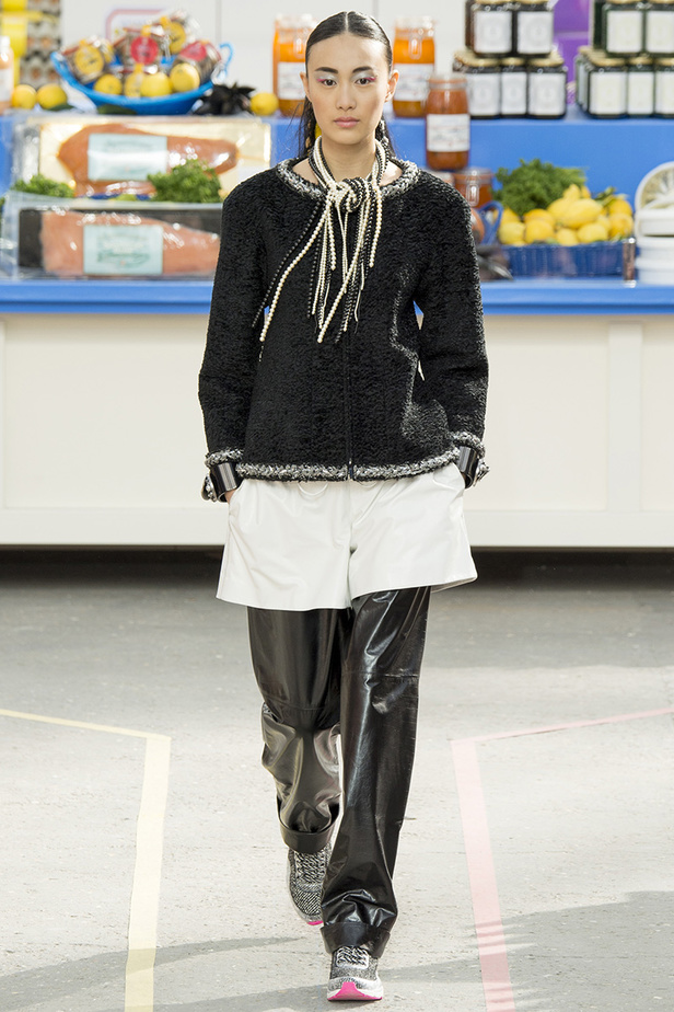 تسوّقي مع Chanel في مجمّع تجاري من الخيال!