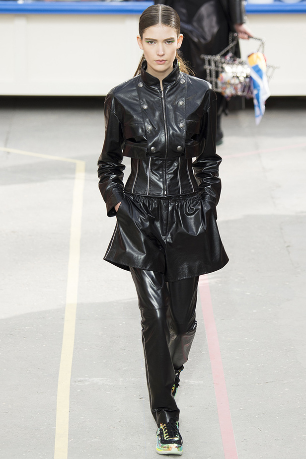 تسوّقي مع Chanel في مجمّع تجاري من الخيال!