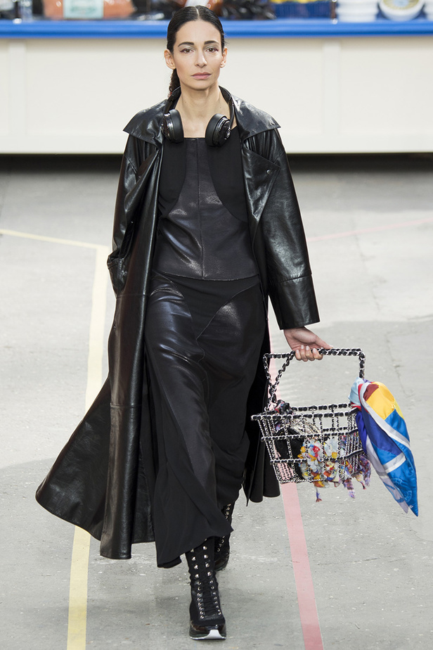 تسوّقي مع Chanel في مجمّع تجاري من الخيال!