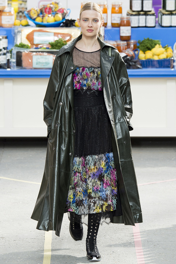 تسوّقي مع Chanel في مجمّع تجاري من الخيال!