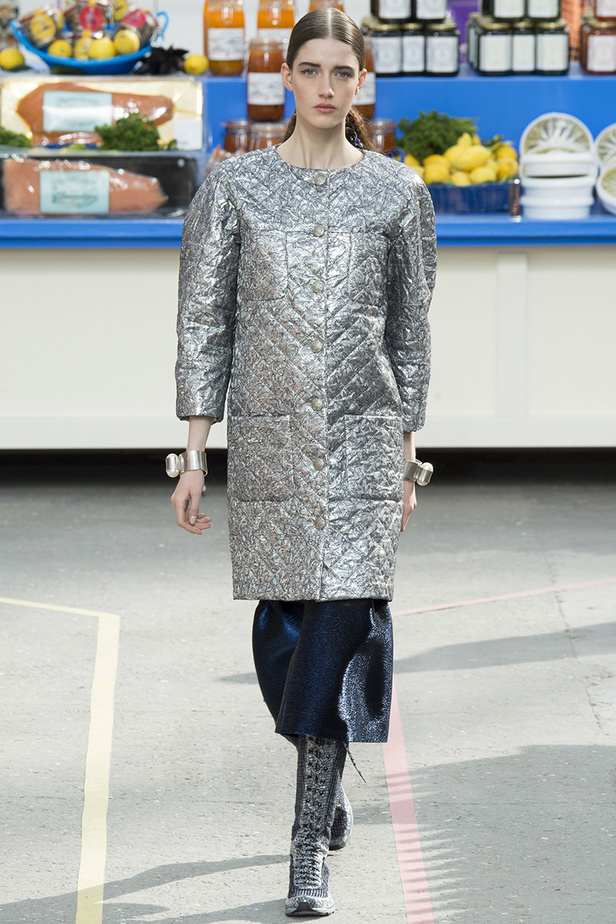 تسوّقي مع Chanel في مجمّع تجاري من الخيال!