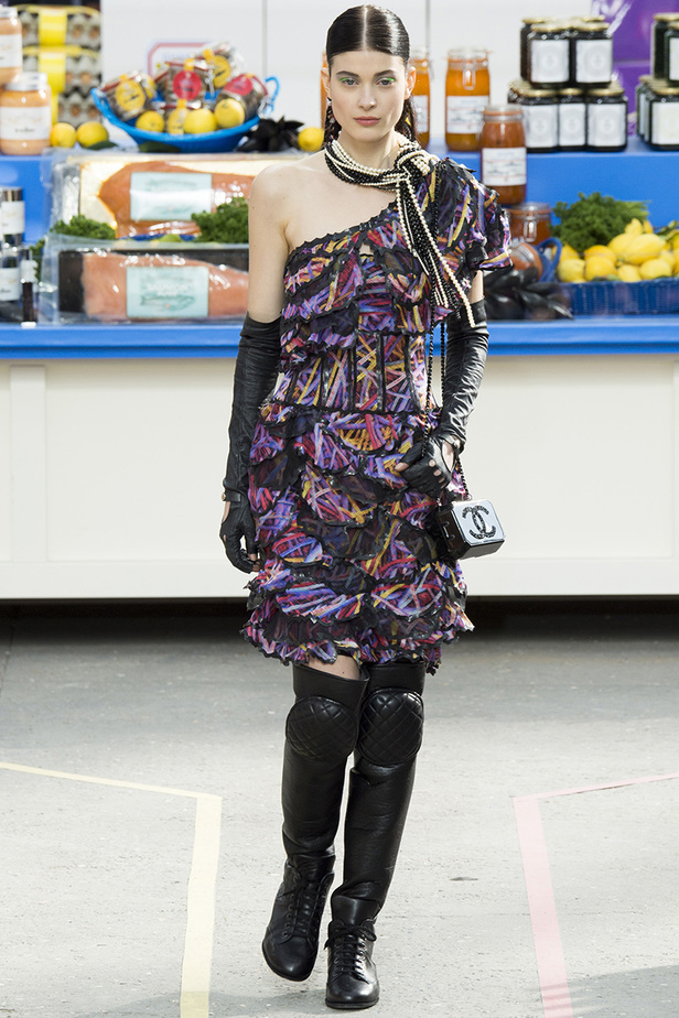 تسوّقي مع Chanel في مجمّع تجاري من الخيال!