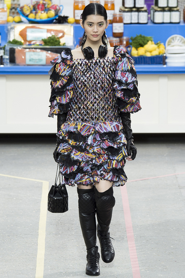 تسوّقي مع Chanel في مجمّع تجاري من الخيال!