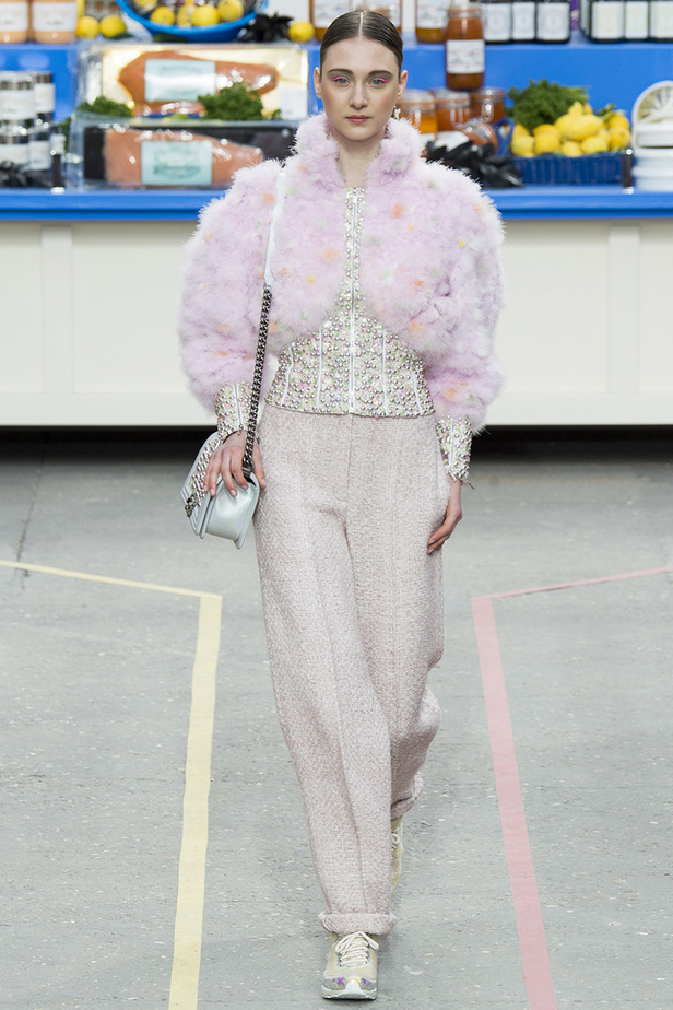 تسوّقي مع Chanel في مجمّع تجاري من الخيال!