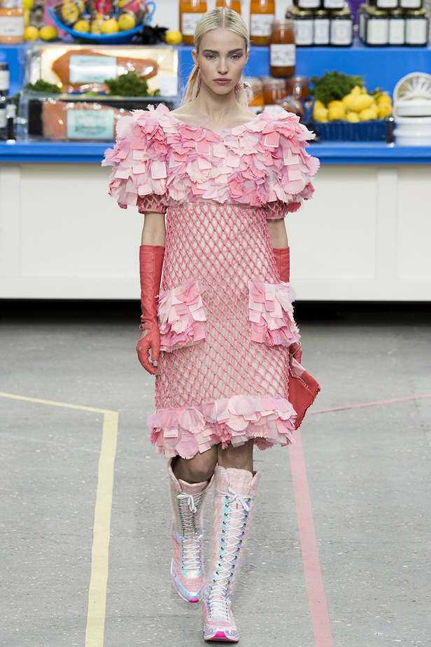 تسوّقي مع Chanel في مجمّع تجاري من الخيال!