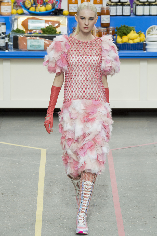 تسوّقي مع Chanel في مجمّع تجاري من الخيال!