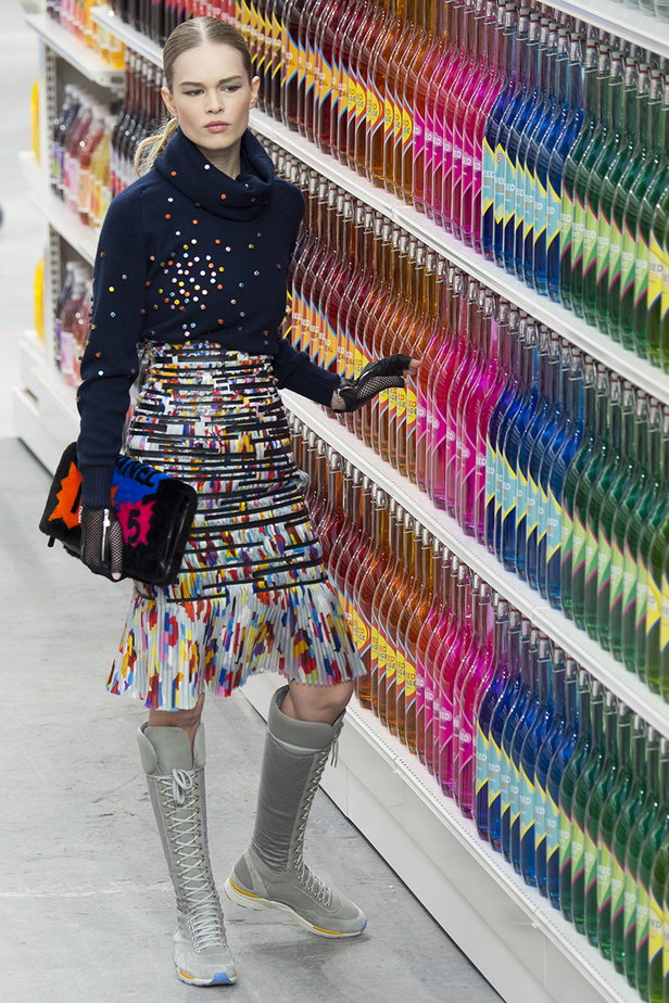 تسوّقي مع Chanel في مجمّع تجاري من الخيال!