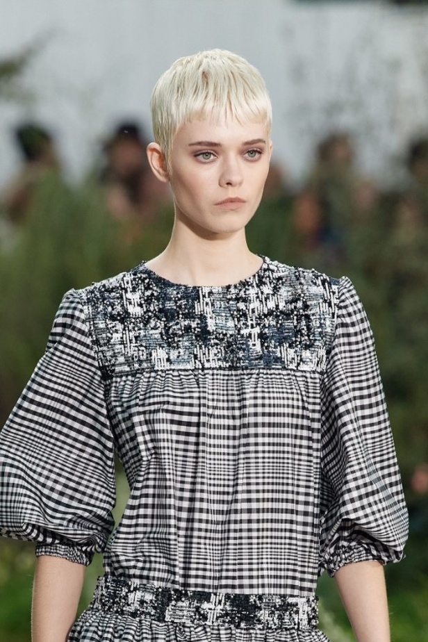 الأسود والأبيض.. عنوان مجموعة Chanel  من الألبسة الفاخرة لربيع وصيف 2020