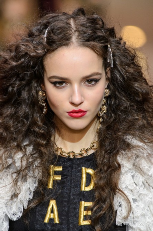 دولتشي اند غابانا تحيي موضة المرأة الفاخرة في ميلانو