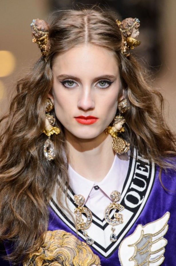 دولتشي اند غابانا تحيي موضة المرأة الفاخرة في ميلانو