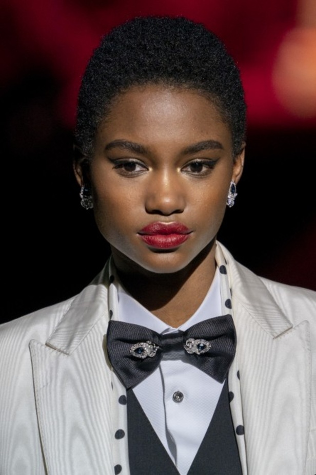 دولتشي أند غابانا تحيي موضة المرأة العصرية بتصاميمها