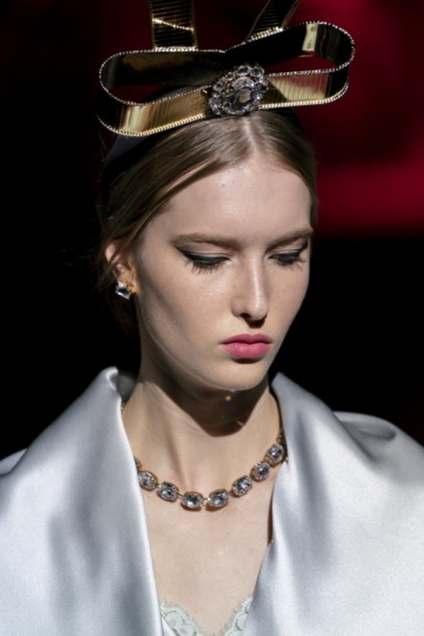 دولتشي أند غابانا تحيي موضة المرأة العصرية بتصاميمها