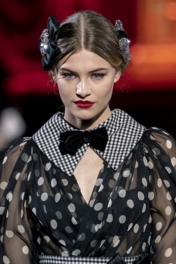 دولتشي أند غابانا تحيي موضة المرأة العصرية بتصاميمها