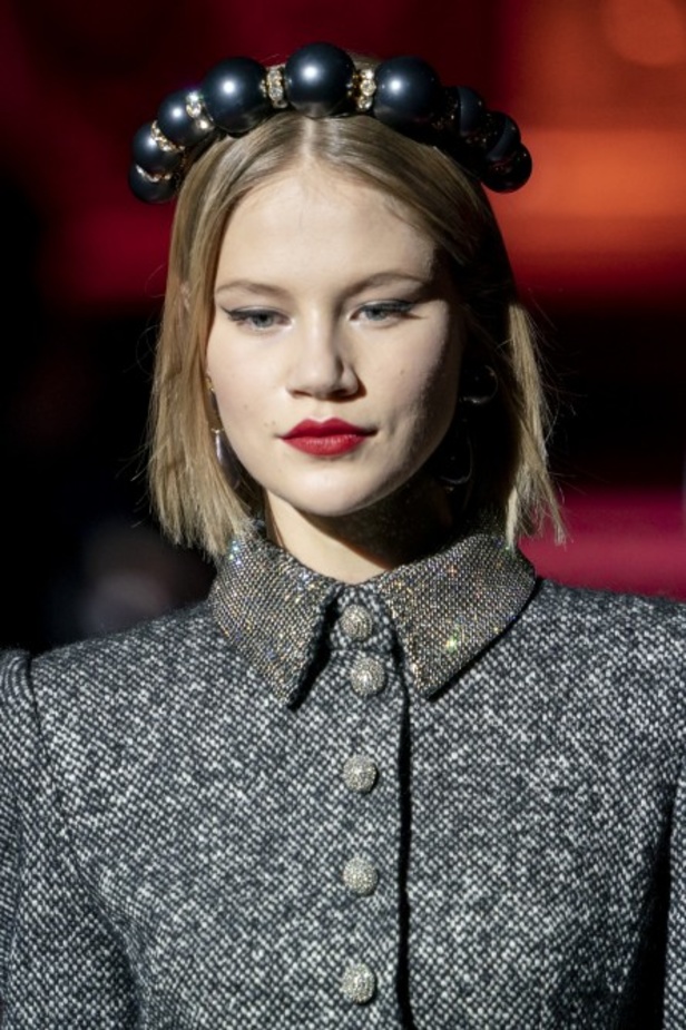 دولتشي أند غابانا تحيي موضة المرأة العصرية بتصاميمها