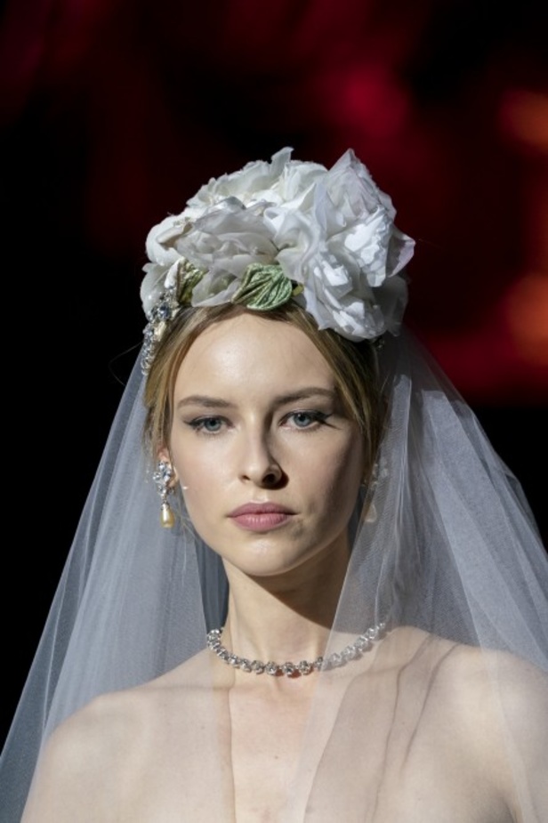 دولتشي أند غابانا تحيي موضة المرأة العصرية بتصاميمها