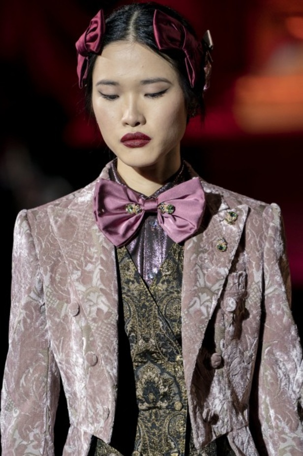 دولتشي أند غابانا تحيي موضة المرأة العصرية بتصاميمها