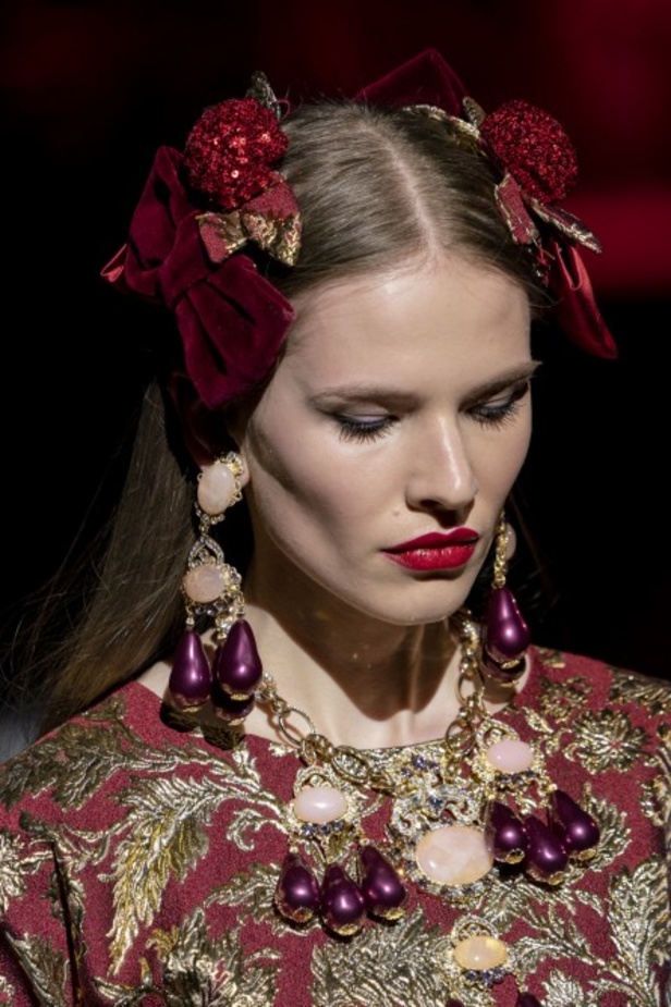 دولتشي أند غابانا تحيي موضة المرأة العصرية بتصاميمها